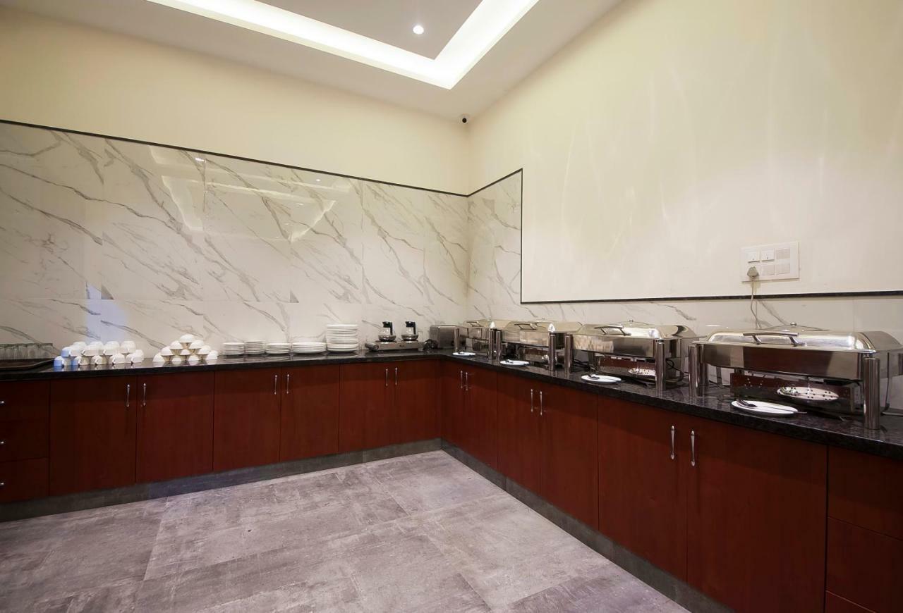 Hotel Z Suites- Delhi Igi Airport Нью-Дели Экстерьер фото
